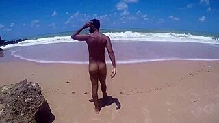 Muscle hunk shows off his bodybuilder physique in outdoor porn video