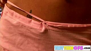 Amateur girl Brookeskye enjoys close-up masturbation session