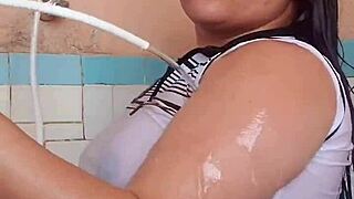 Newcomer enjoys twerking with wet arm