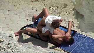 Amateur couple gets kinky on the beach