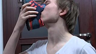Gay foot fetish: Hot jock gives footjob and receives gay cumshot