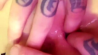 Masturbation and pussy licking in HD video