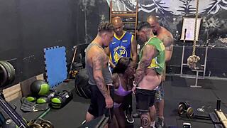 Amateur threesome with a sexy Latina babe in the gym