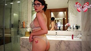 Mia Minou’s naughty laundry day with a scissor vibrator