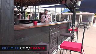 A young woman on vacation seduces the bartender.