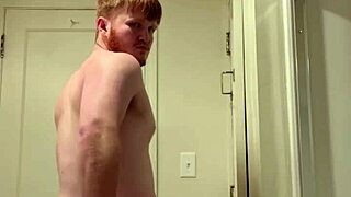 A gay bodybuilder spanking himself hard in a solo session