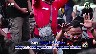 Hot Indonesian singers seduce with sexy dancing on stage