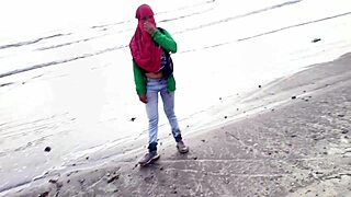 Indian babe gets creampied on the beach in public