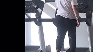 A girl with big ass runs on the treadmill