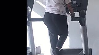 A girl with big ass runs on the treadmill