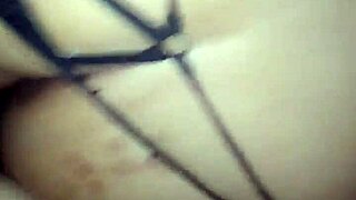 la mujer de mi papa siente lastima por mi y despues de la fiesta entra a mi cuarto