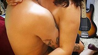 Le Mama la Verga a Su Padrastro en Casa Vacía con Movimientos Atrevidos