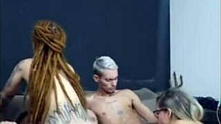 fazendo tatuagem, puxei a calcinha e mostrei meu cuzinho e buceta pro tatuador alemão, ele perdeu a concentração e parou de tatuar