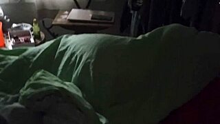 Morboso tío entra furtivo al cuarto de su curiosa cuñada