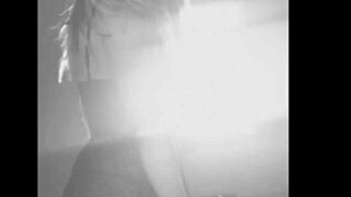 A vizinha gostosa dançando de janela aberta enquanto o corno foi fazer ao mercadinho