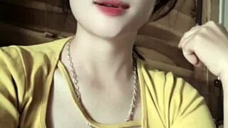 Hey, have you seen this sexy Vietnamese girl dancing to music?