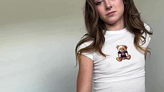 夺走你娇小18+继妹的处女身，Daisy Fox家庭幻想